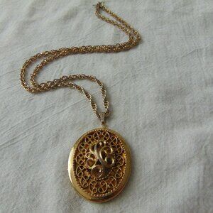 VINTAGE sARAH cOVENTRY SIGNED GOLD LOCKET W/ ANTIQUE PICTURES